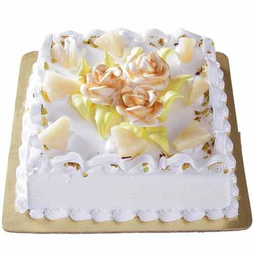 square-pineapple-cake-n-cream-flower-on-it