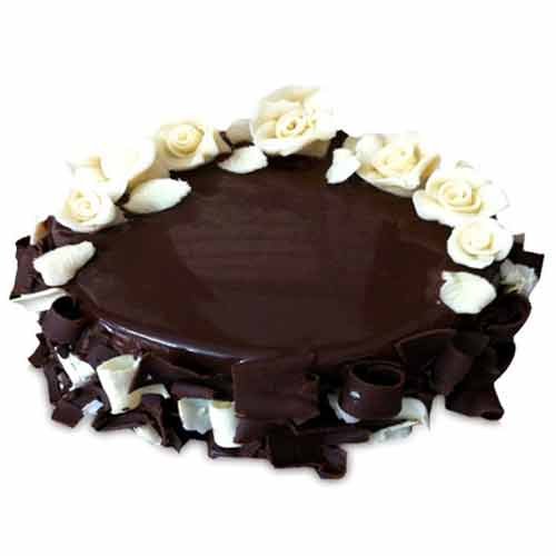 chocolate-cake-plus-white-roses